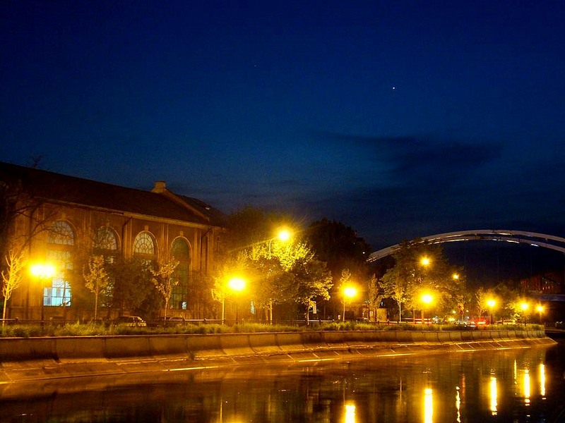 Cate o Luna in varf de bat