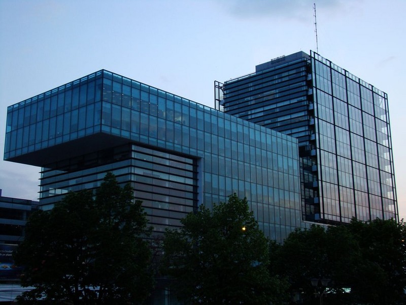 Noaptea se zareste cate o fusta prin fereastra