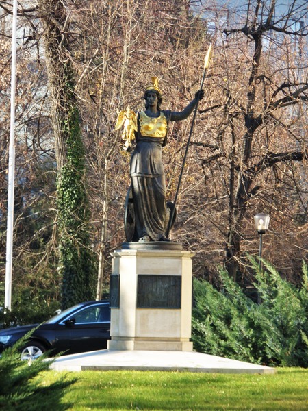 sam_5811-2_statuia-minerva-in-curtea-academiei-romane