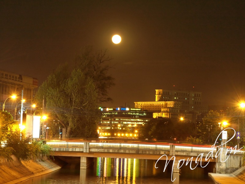 orasul-sub-clar-de-luna