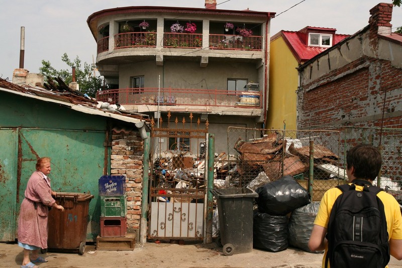 Flori sus, gunoi jos