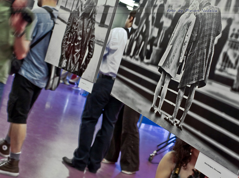 Pasi marunti intr-o poza mare