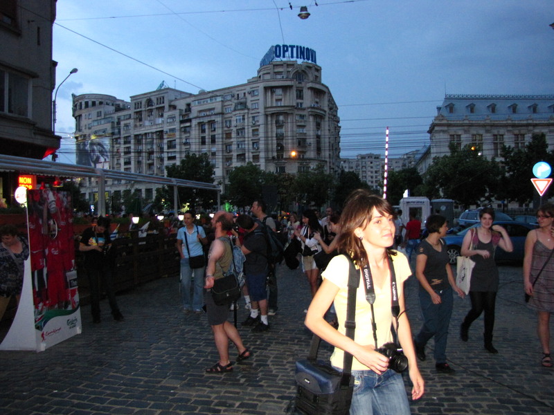 da, noi eram turistii, taranii care nu vazusera Bucurestiul (conform trecatorilor)