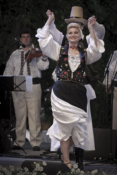 maramureseanca dansand