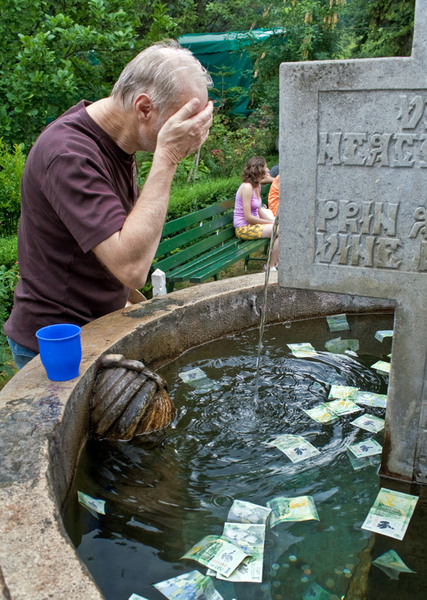 Apa sfintita la manastirea Cozia