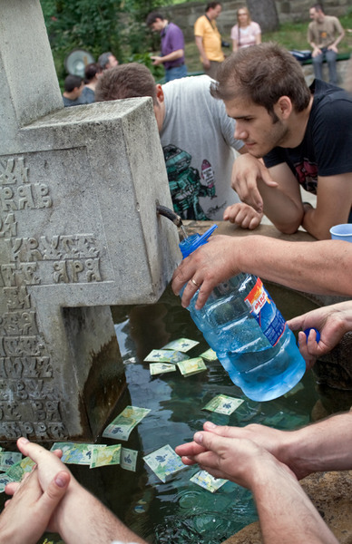 Apa sfintita la manastirea Cozia