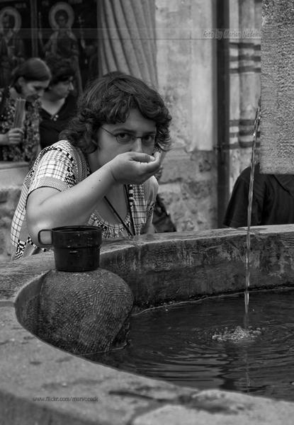 apa-sfintita-la-manastirea-cozia