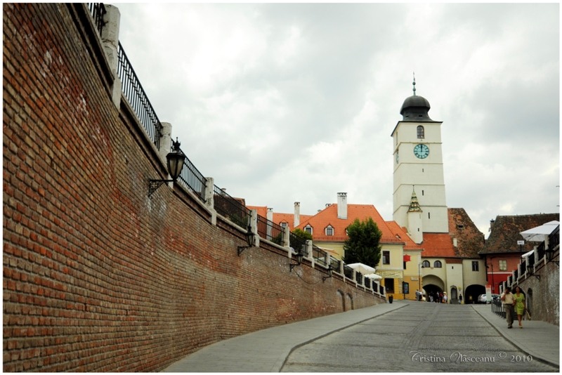 Turnul Sfatului vazut de sub Podul Minciunilor