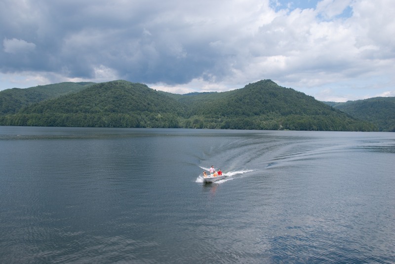 cu-barca-pe-lacul-vidraru