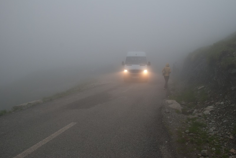 faruri-in-ceata-spre-cabana-balea-lac