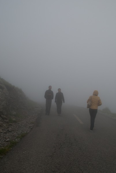 siluete-in-ceata-spre-balea-lac