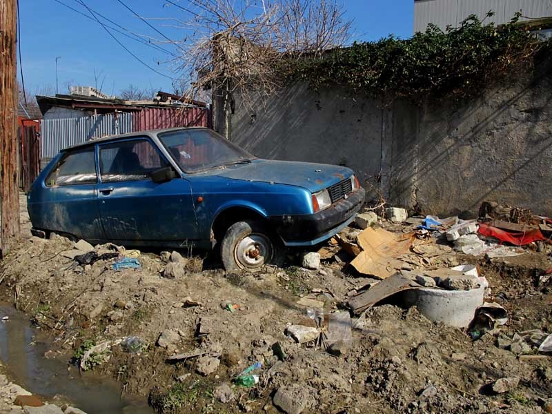 Masina parcata neregulamentar...pe trotuar! Suntem nevoiti sa mergem pe...strada!