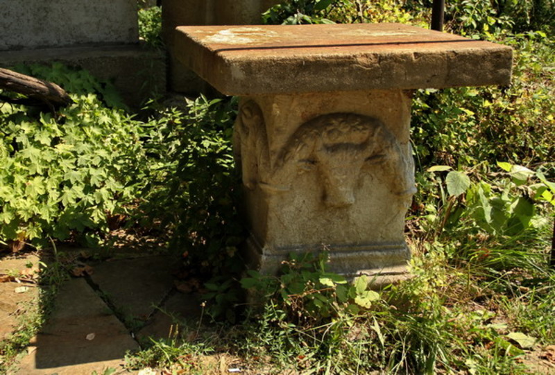 in-fata-bisericii-sf-constantin-si-elena-v-t