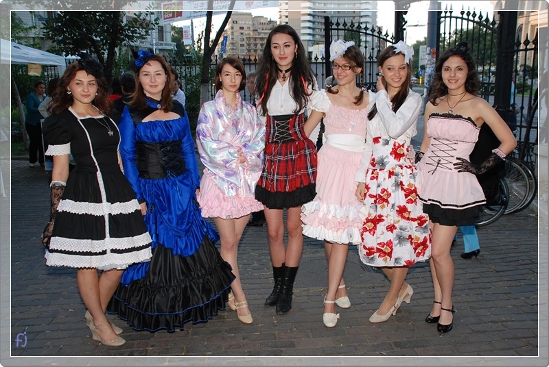 fetele-ce-servesc-ceai