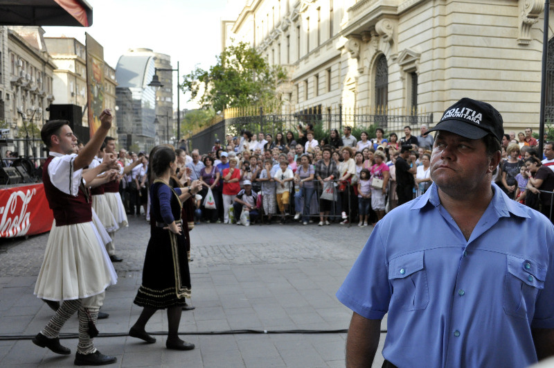 politist-comunitar-si-ansamblul-pilisterlu-la-zilele-bucurestiului