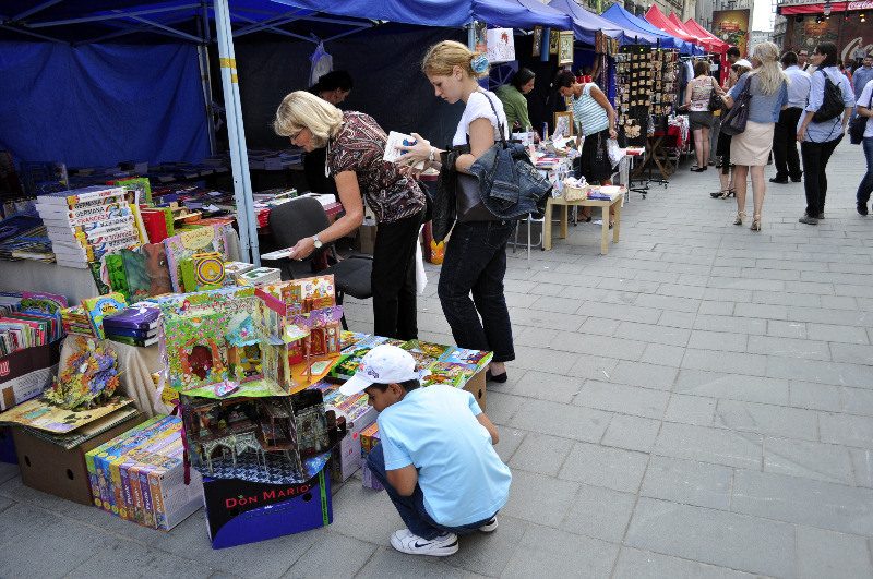 stand-cu-jucarii-si-carti-la-zilele-bucurestiului
