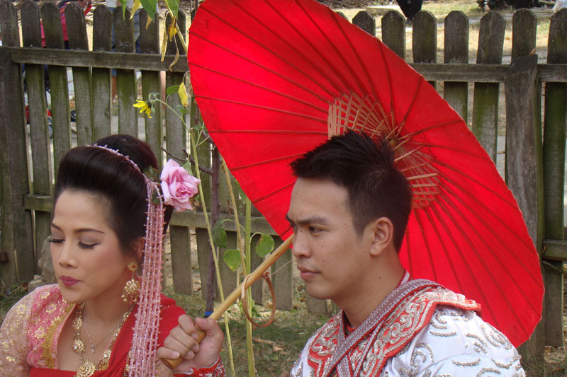 Doi thailandezi si o umbrela