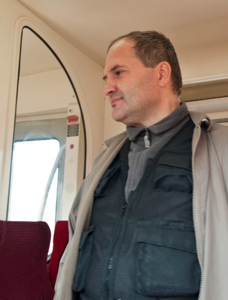 002-laurentiu-ascultand-prostiile-lu-fotigrafu