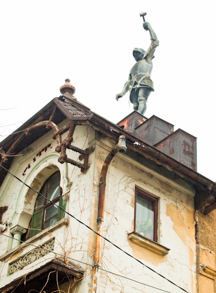 006-casa-cu-omul-de-fier