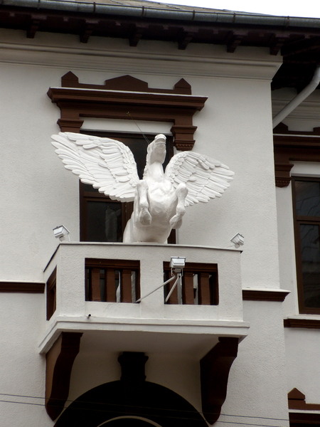 la-calul-balan-in-piata-romana