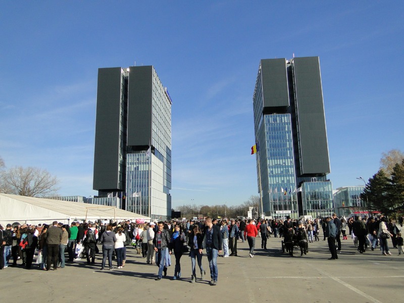 Sticla si beton la intrare Romexpo