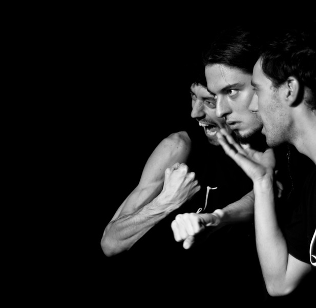 Membrii trupei de improvizatie ObligO