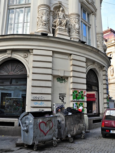 gunoi_inima_si_statui