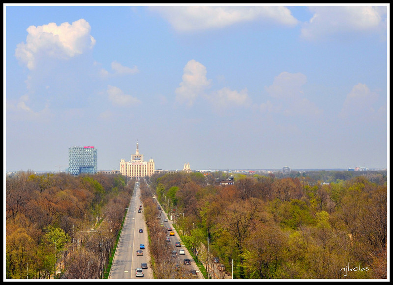 casa presei vazuta de pe Arcul de Triumf