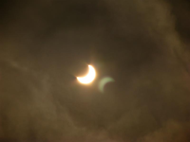 umbra eclipsei proiectata pe nori