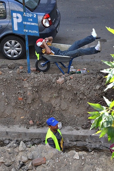 la_munca_cu-adidasii_albi