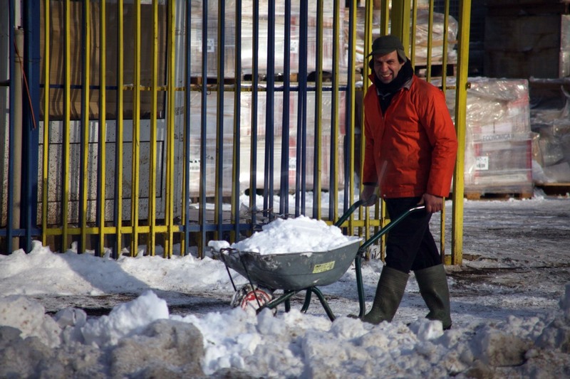 "ora 10:45 si ce fericit sunt ca imping o roaba cu zapada... "