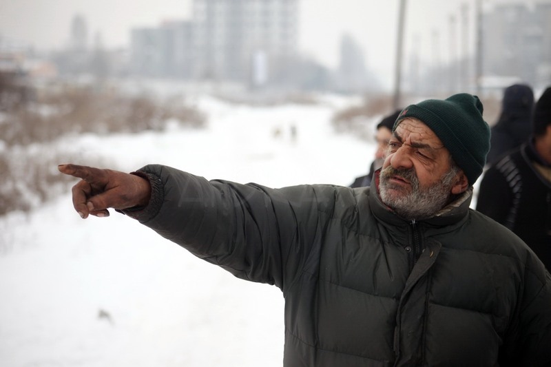 "Acolo, la stalpii aia aveam casa!"