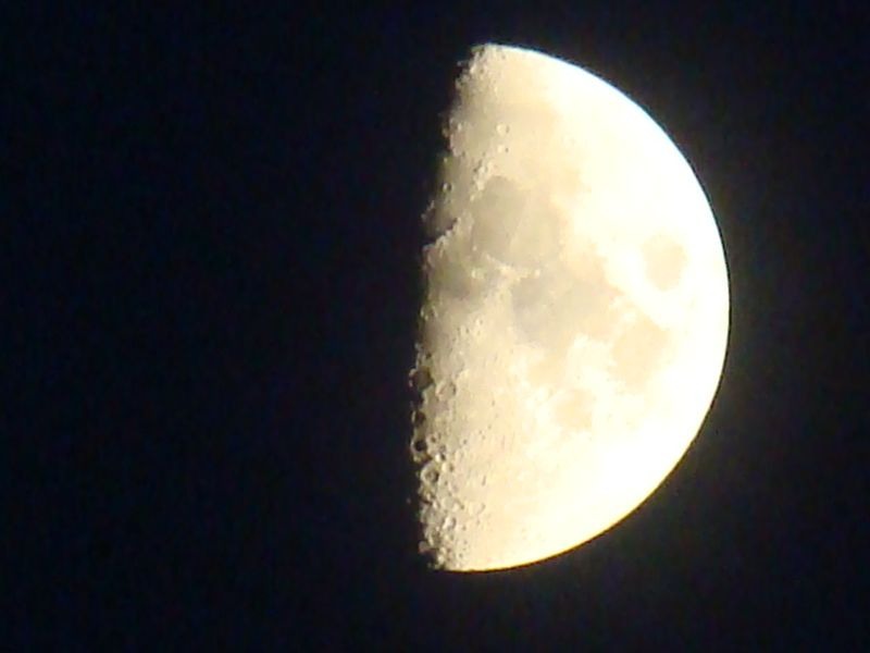 Ma uit la Luna, Luna-i sus..