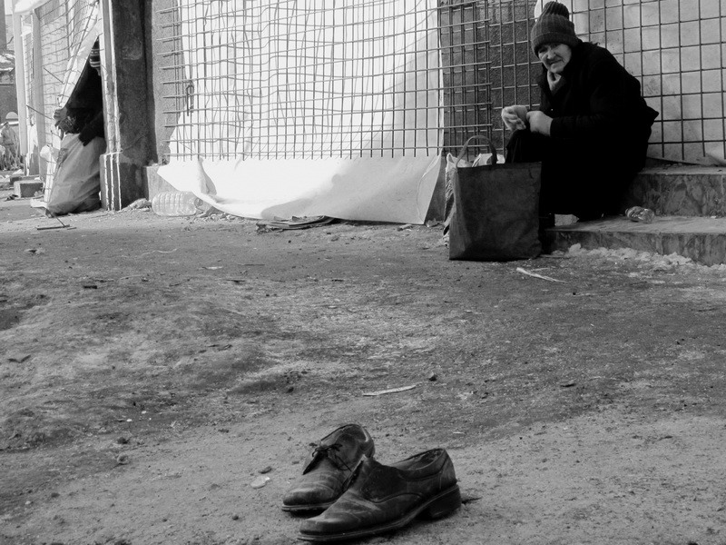 2 personaje si o pereche de pantofi