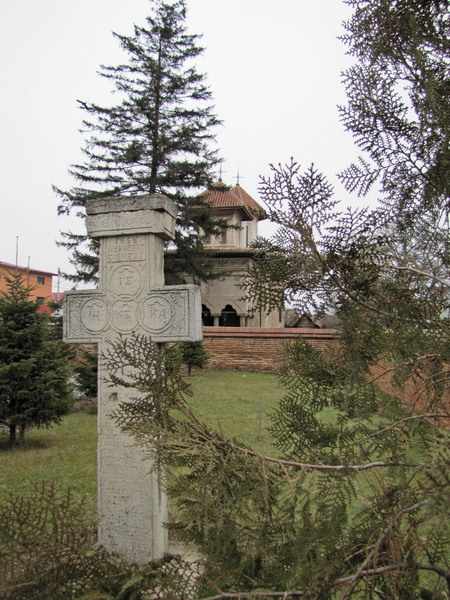 21-fundenii-doamnei-crucea-si-biserica_resize