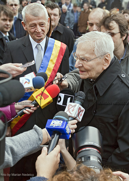 Radu Beligan inconjurat  de reporteri