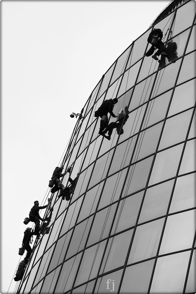 si-mai-multi-oameni-paianjeni