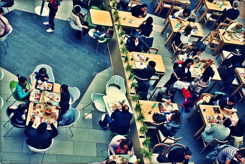 12-ce-face-lumea-sambata-seara