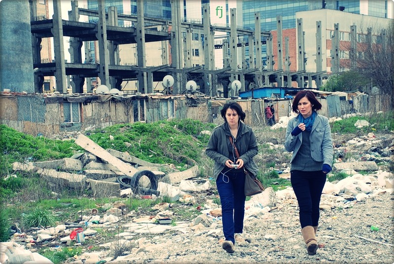 2-calatori-pe-strada-liniei