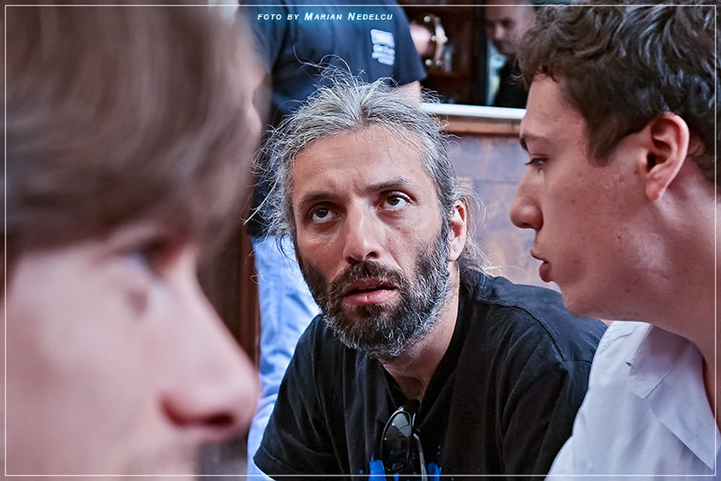 Fix pe centru :) Nicu B.