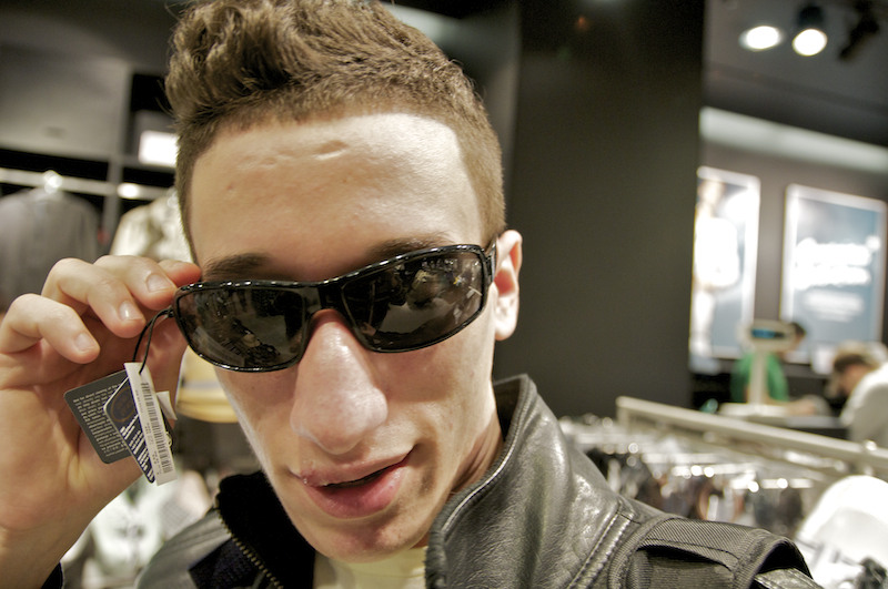 19Ce ochelari mi-am tras