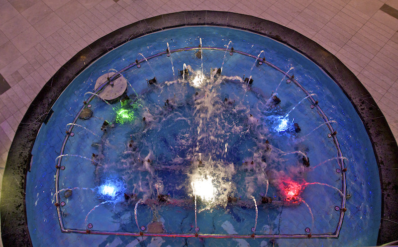 20Nu sariți in bazin e gol