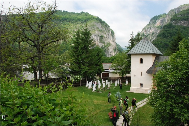7vedere-din-curtea-manastririi-polovragi