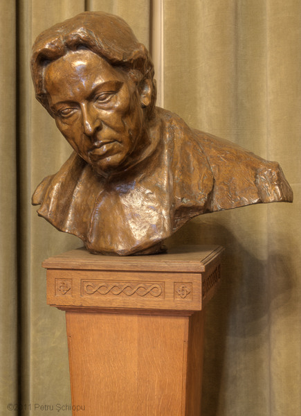 009-sala-2-bust-enescu