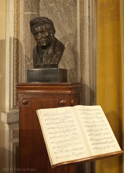012-sala-3-bust-enescu