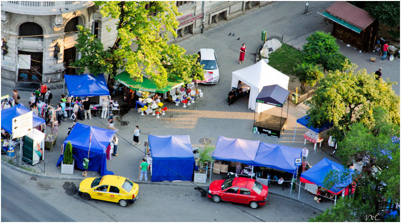 In fata la Universitate