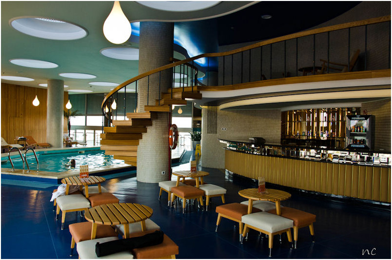 Barul de la piscina Hotelului
