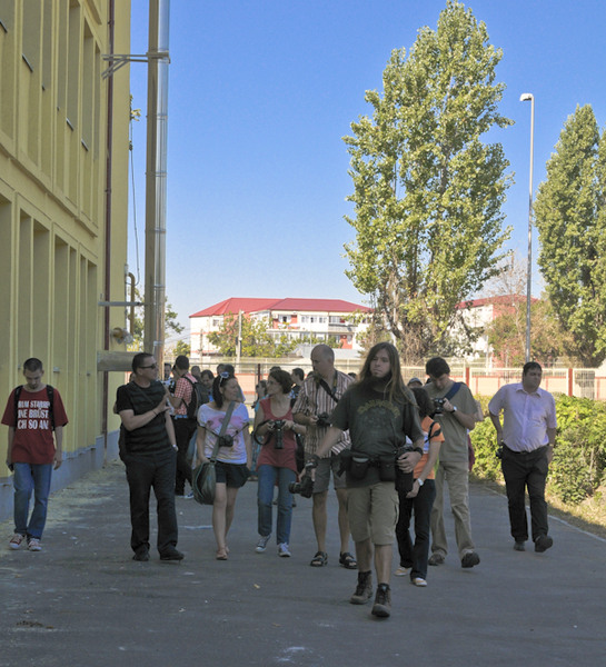 O scoala vopsita pe afara