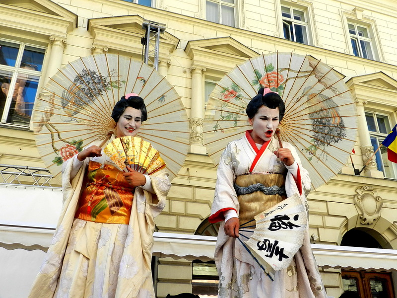 2 Japanese Geisha Girls - Circo Rum Ba Ba (UK)