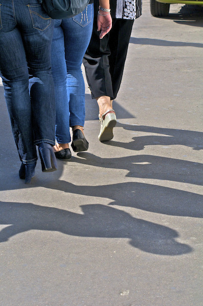 4 umbre si 6 picioare